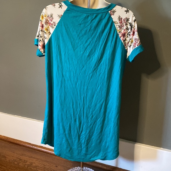Medium Teal Floral Pattern Crew Neck Long Length Short Sleeve Shirt - Picture 2 of 7